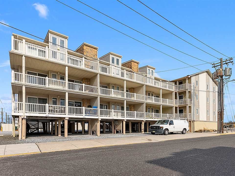 1st image of 9 44th St APT 206