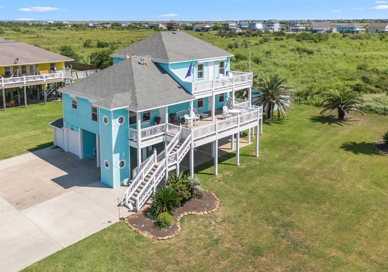 Beach Views, 3 King Suites, 15 Guests - Sunzout — Photo 1