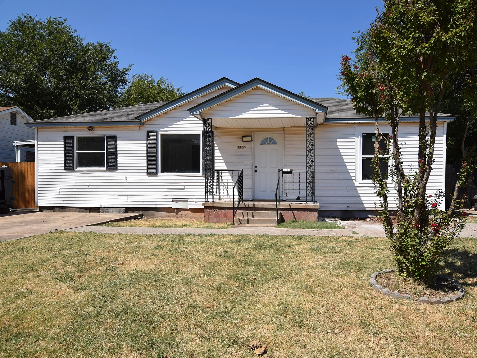 3 bed, 900 sqft, $1,200 — Photo 2