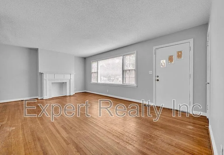 920 Parkway Dr — Photo 2