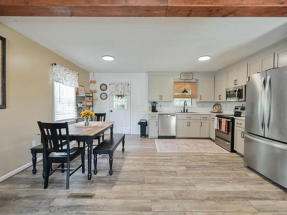 4th image of 108 Sweeney Cir