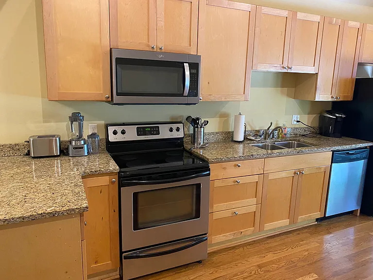 1000 Kavanaugh Blvd #10 — Photo 2