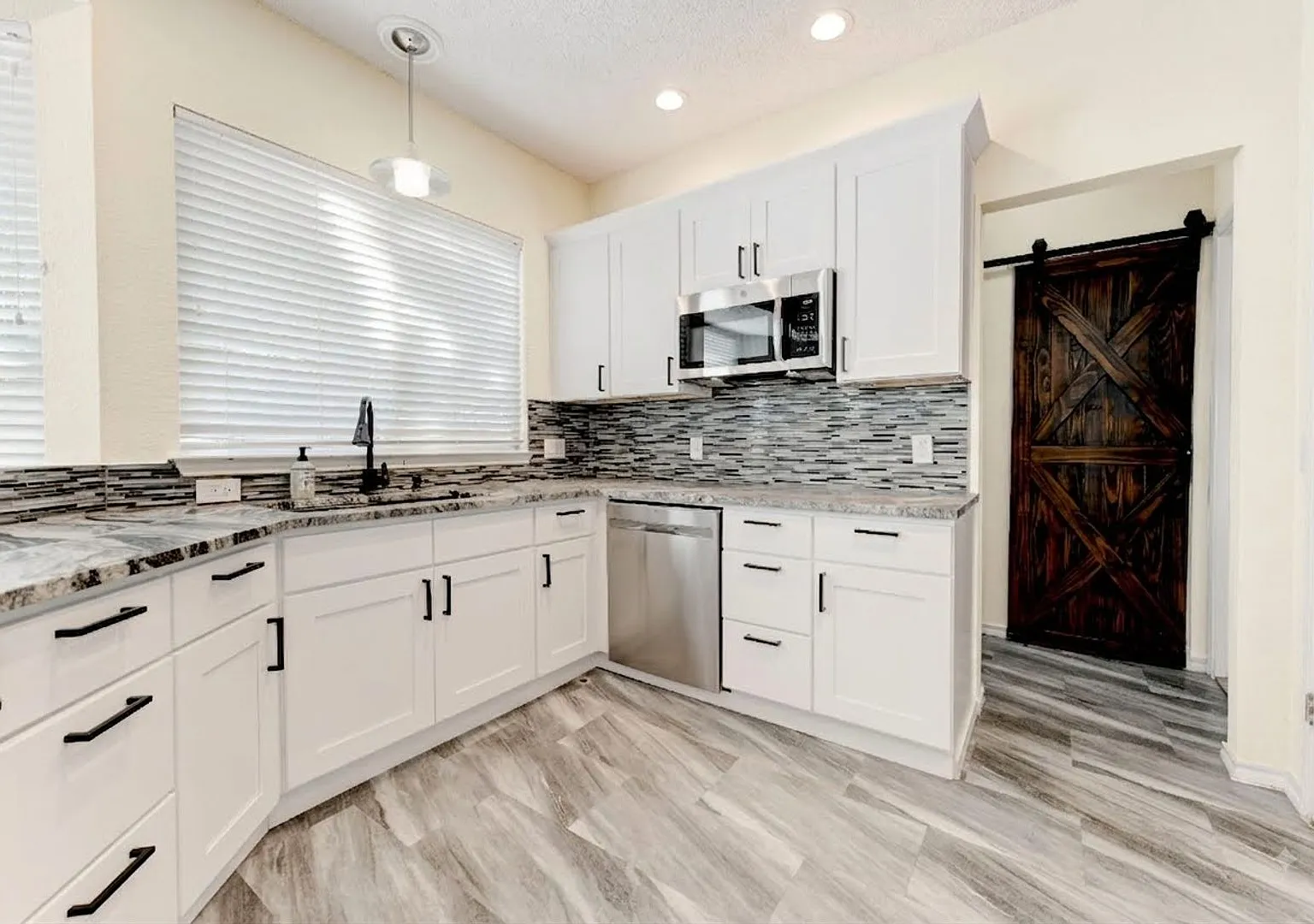 Spacious and Updated Home in Prime Location — Photo 4