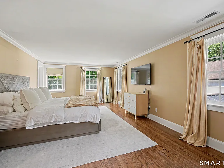 51 Squires Ln — Photo 20