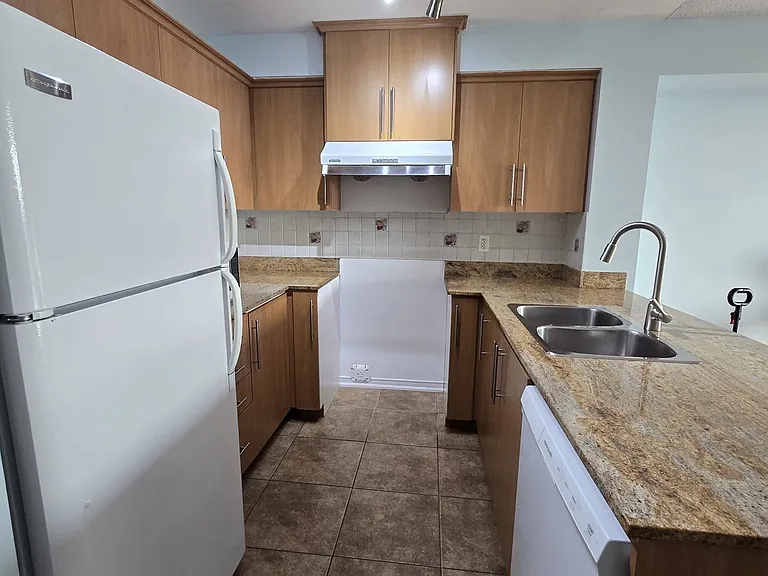 8 Rosebank Dr #9F — Photo 2