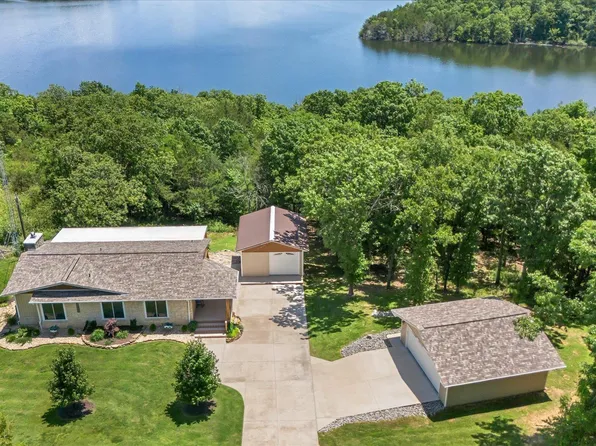 99 Shoreline Dr, Mountain Home, AR 72653