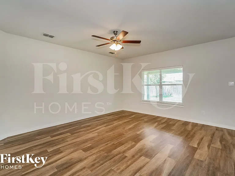 9005 Dameron Dr — Photo 2