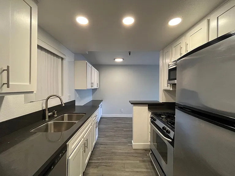110 S Sweetzer Ave — Photo 50