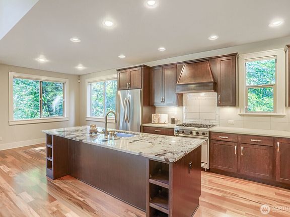 4th image of 1727 Nile Avenue NE