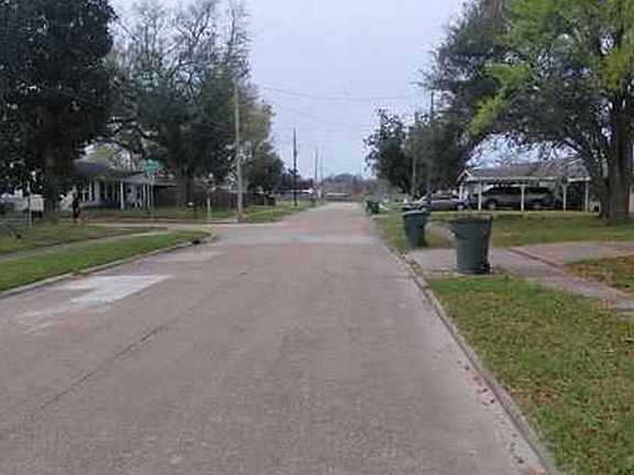 Exterior Neighborhood (street photo)