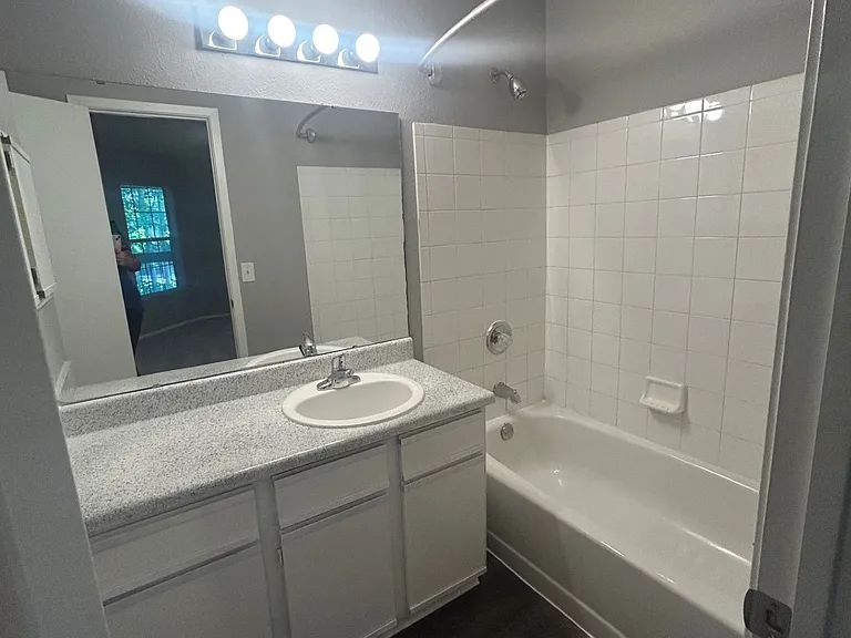 Idlewood Apartments — Photo 41