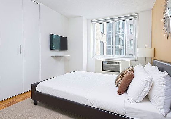 4th image of 230 W 55th St APT 25A