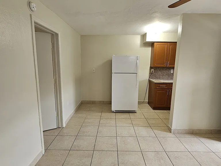 667 W 29th St #6 — Photo 4