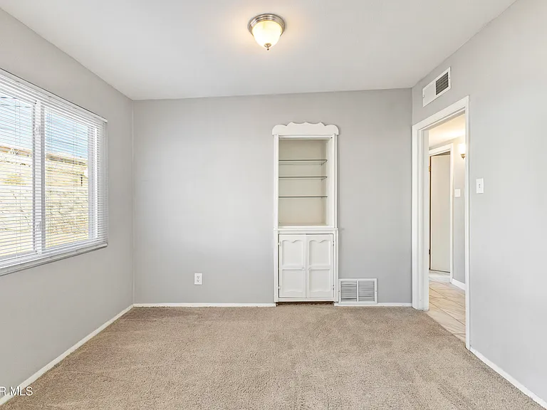 1015 N Clark Dr — Photo 4