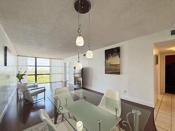 5th image of 800 Parkview Dr APT 823