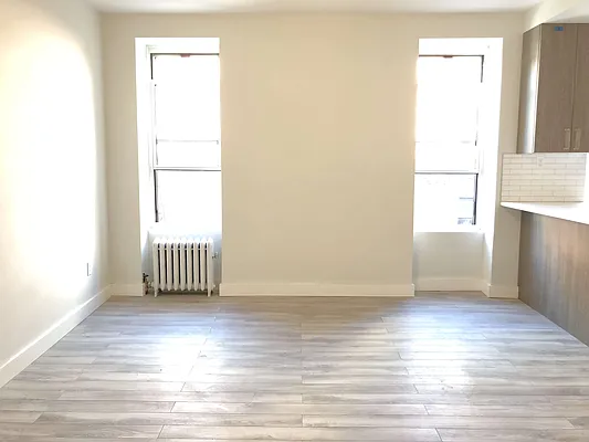 Rented by Realty 2000 Associates Ltd | media 9