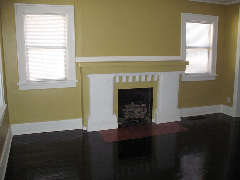 Living Room with fireplace