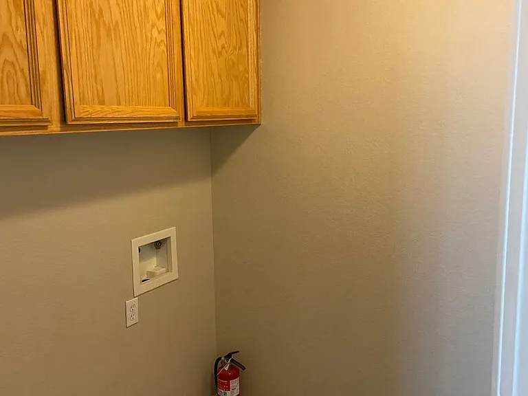 1030 Thompson Cir — Photo 17