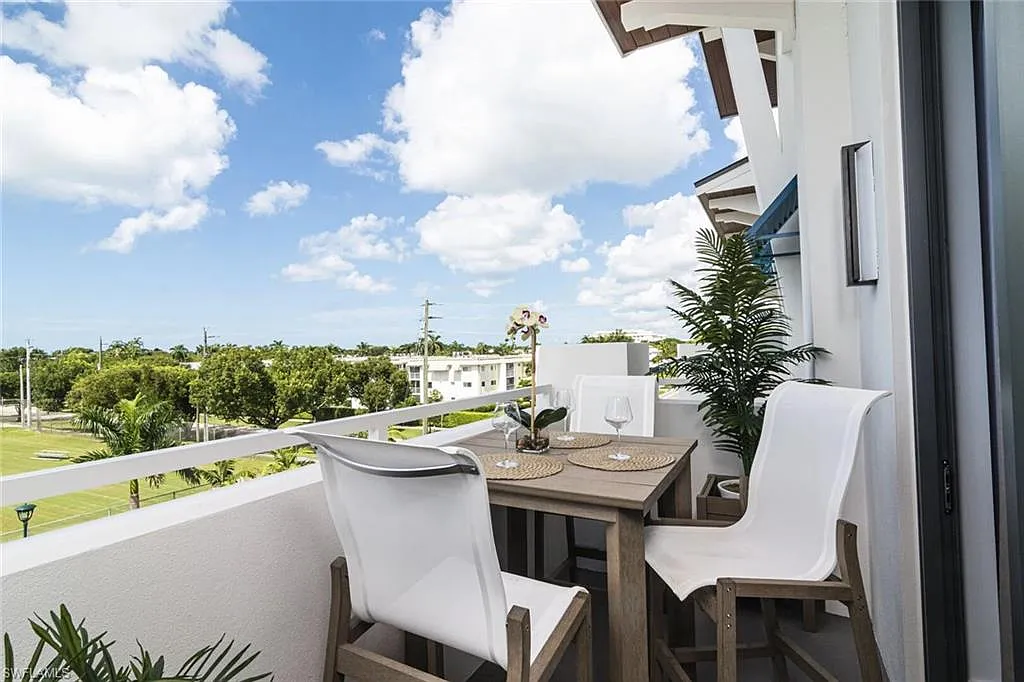 1 bed, 1.0 bath, 725 sqft, $12,600 — Photo 3