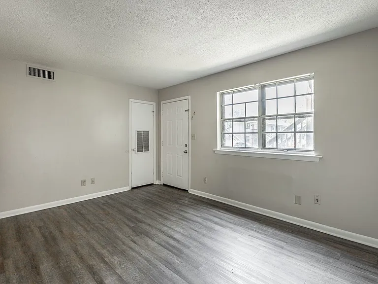 2414 Lyndon Ave — Photo 3