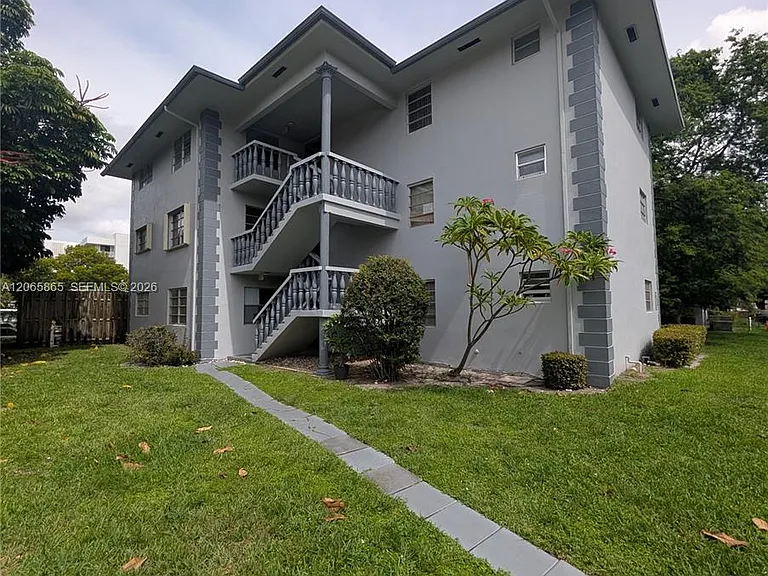 900 Tallwood Ave #305 — Photo 20