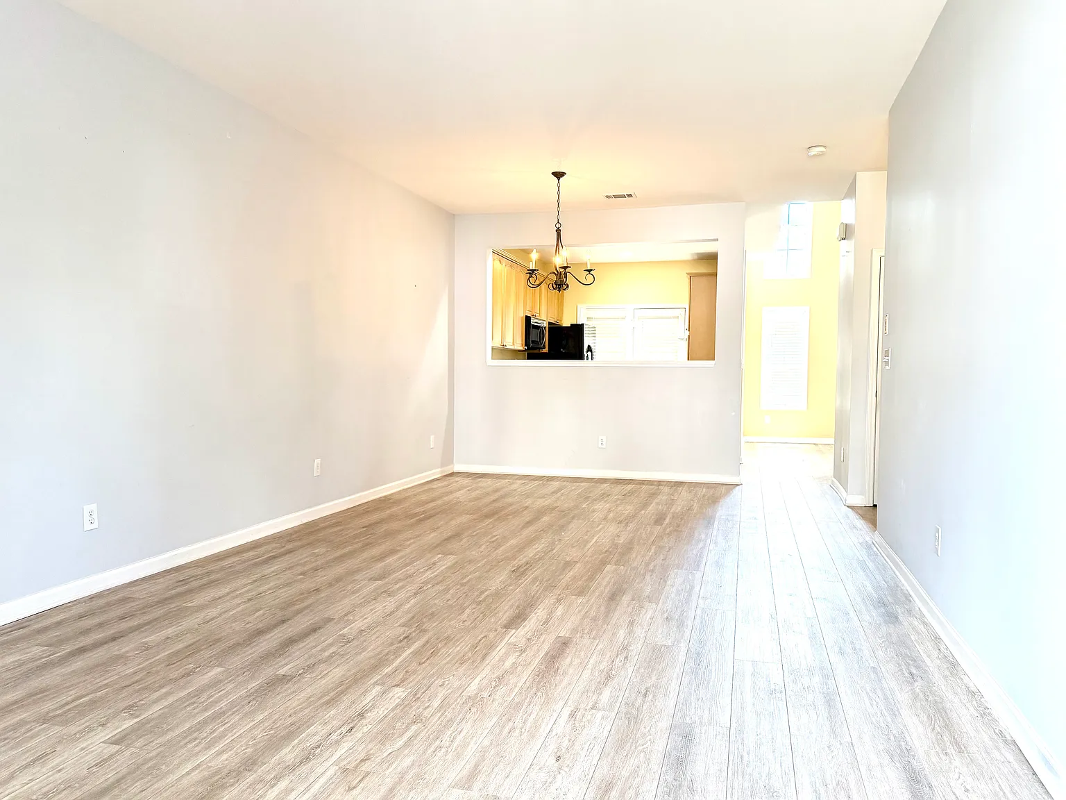 3 bed, 2.5 bath, 1582 sqft, $1,900 — Photo 4