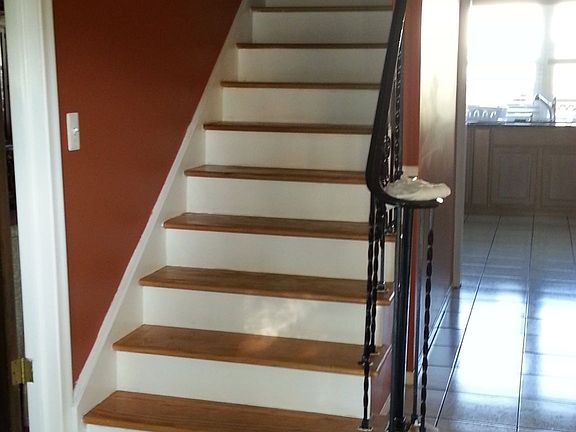 staircase to 2nd flr