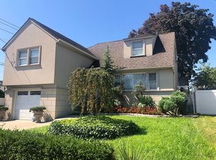 559 Albemarle Pl, Cedarhurst, NY 11516