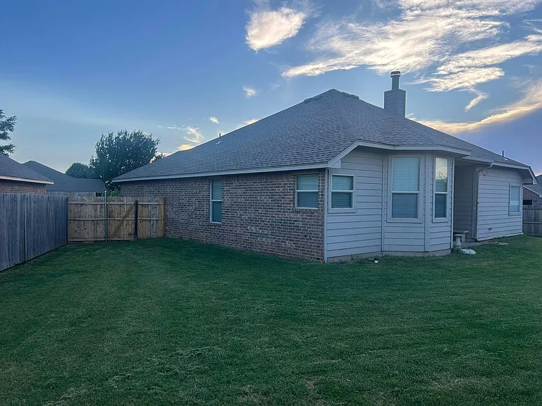 2400 Rookhaven Ln — Photo 4