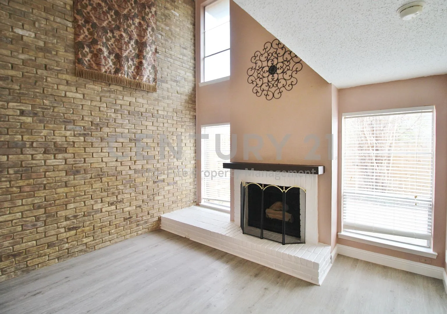 Lovely 3-Story 3/2.5/2 Townhome In Mesquite ISD For Rent! — Photo 4