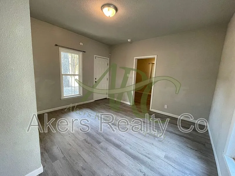 3 bed, 1.0 bath, 1008 sqft, $1,375 — Photo 4
