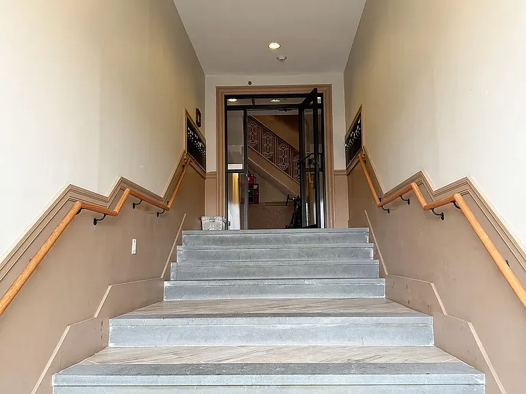 Flats on Comm — Photo 5