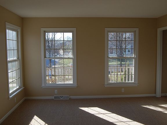 3rd image of 313 Cottingham Cir