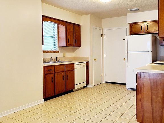 4th image of 3252 Laurel Grv S