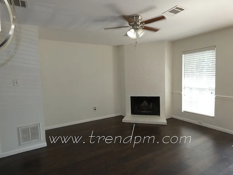 121 Surrey Ln — Photo 3