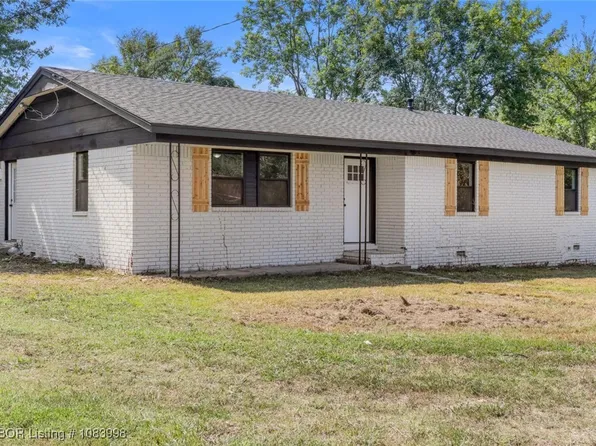1102 Highland Ave, Wister, OK 74966