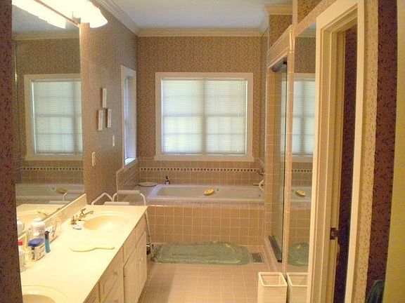 Master Bath w/ wirlpool