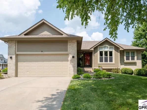 1802 Franklin Dr, Papillion, NE 68133