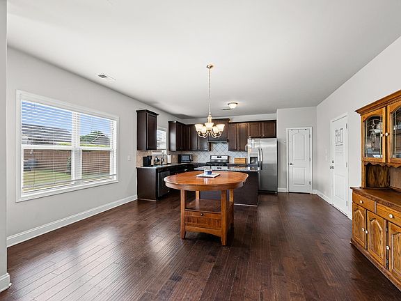 3rd image of 133 Shakleton Dr