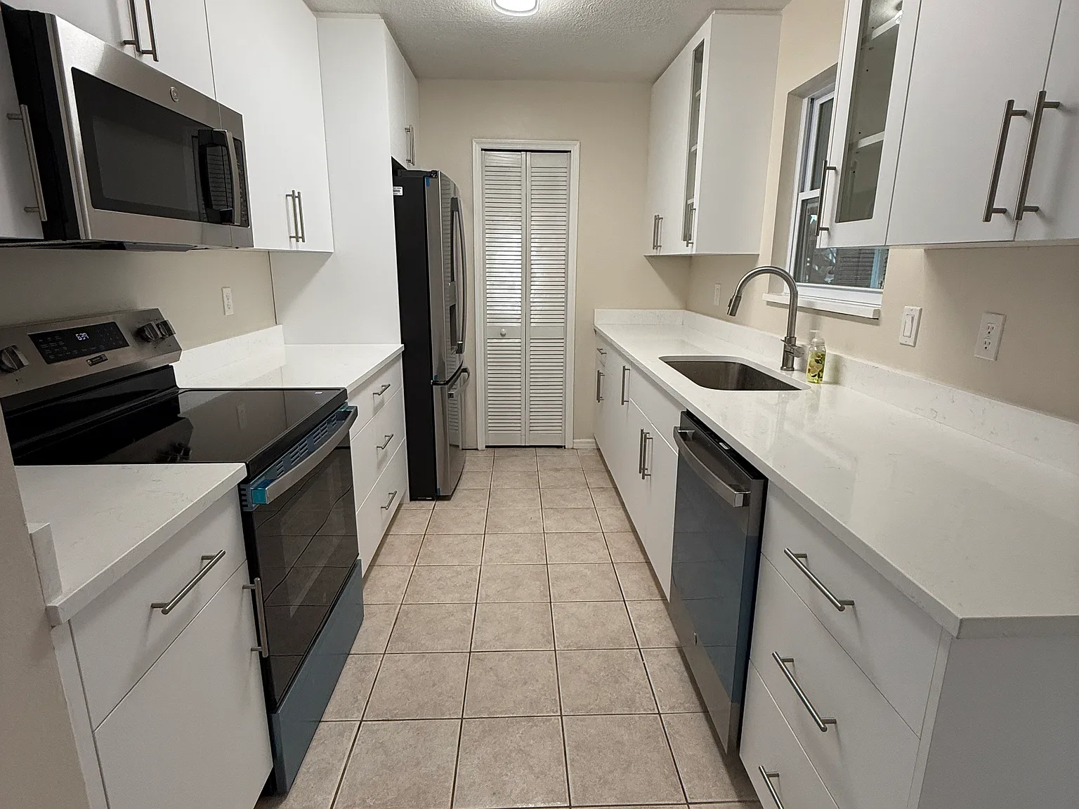 3 bed, 1332 sqft, $2,500 — Photo 2