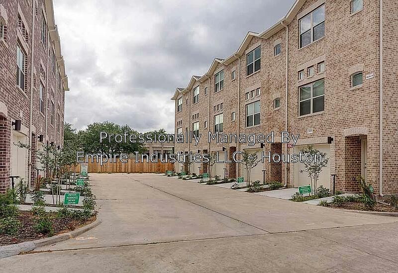2nd image of 5941 S Loop Fwy E