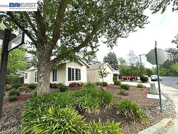 3rd image of 498 Freitas Rd