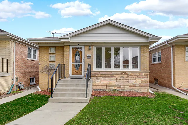 7520 W Carmen Ave — Photo 2