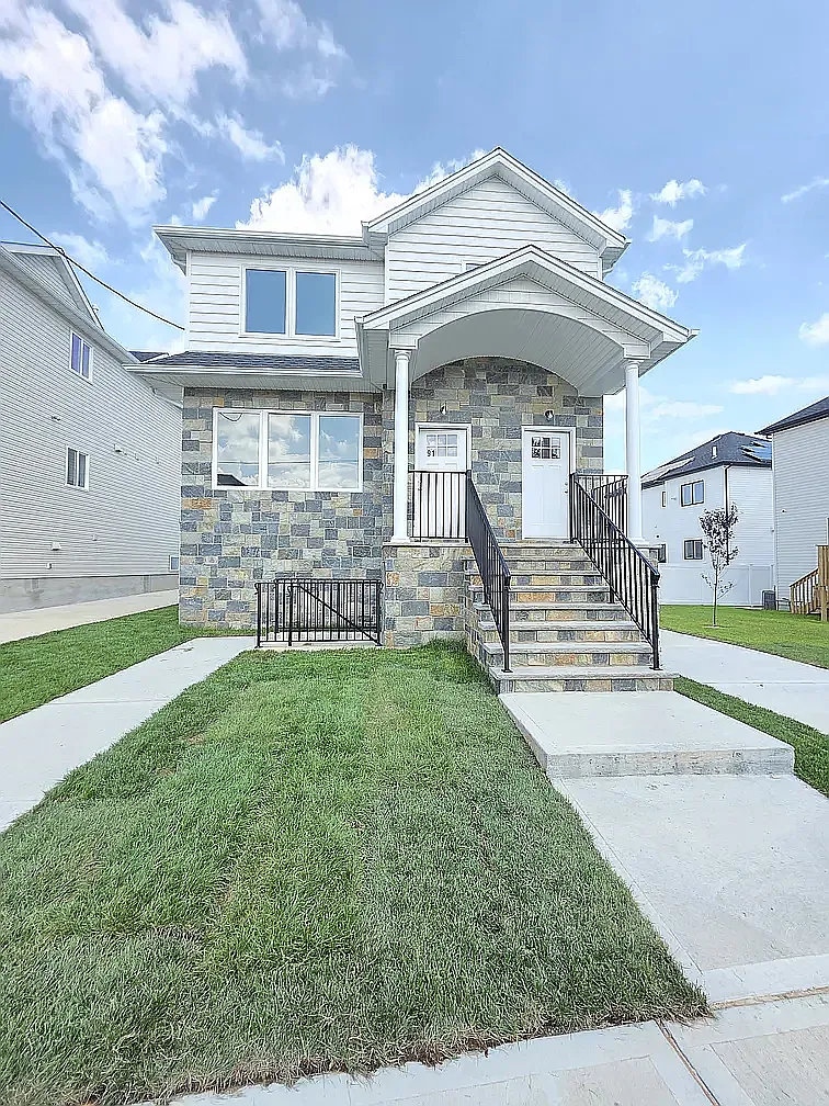 4 bed, 2600 sqft, $4,300 — Photo 2