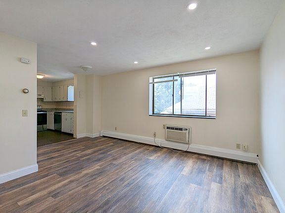 3rd image of 86 Newbury St APT 8