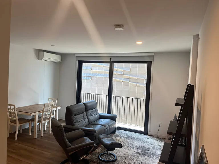 987 Queen St — Photo 1