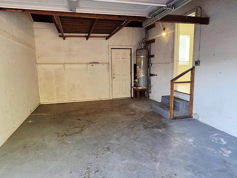 21615 Montgomery St — Photo 9