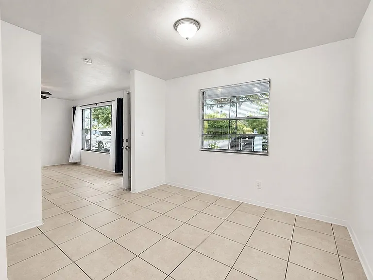 921 Marion St — Photo 6