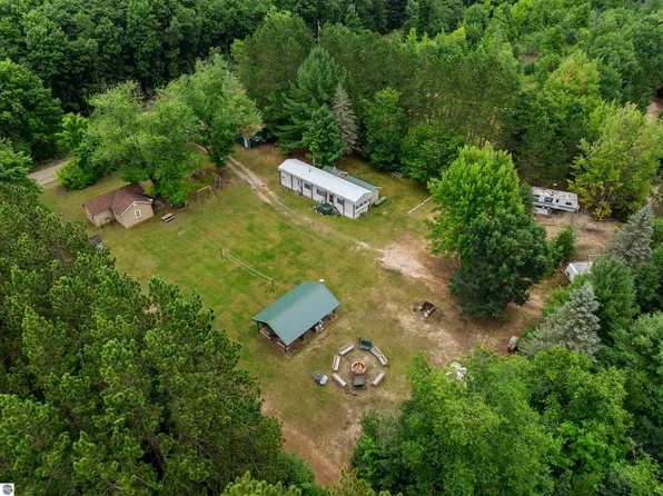 15357 Homestead Rd, Beulah, MI 49617