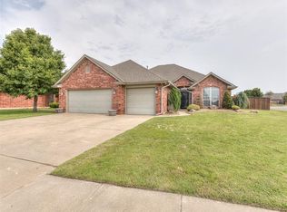 833 Carol Ann Pl, Moore, OK 73160